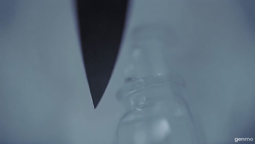a cinematic ASMR scene of slicing a glass bottle in slow motion
sau
hyper-realistic knife cutting through a cloud, satisfying style