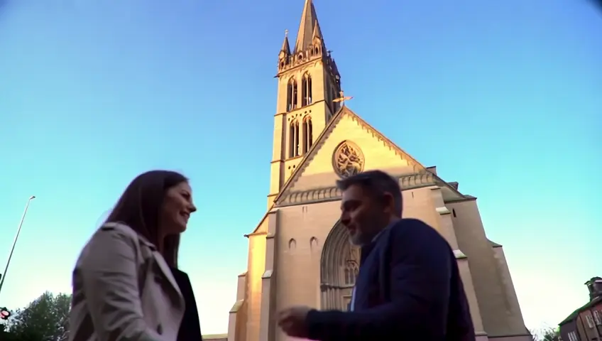 Muchas personas afuera de una iglesia platicando en grupos