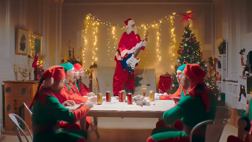 elfen rauchen eine zigarette und bierdosen stehen auf den tisch und der weihnachtsmann tanzt auf den tischm mit einer e gitarre in der hand