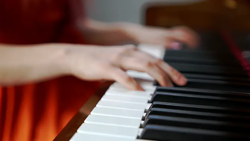 me crie um personagem de uma mulher com cabelo pintado tocando teclado ou piano