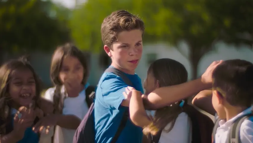 Un niño defendiendo a otro de un rumor
