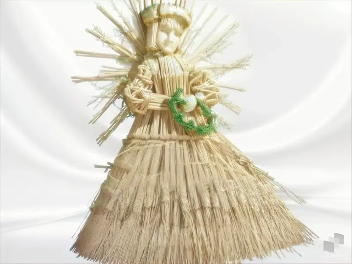 a statue made of straw with a wreath on top of it