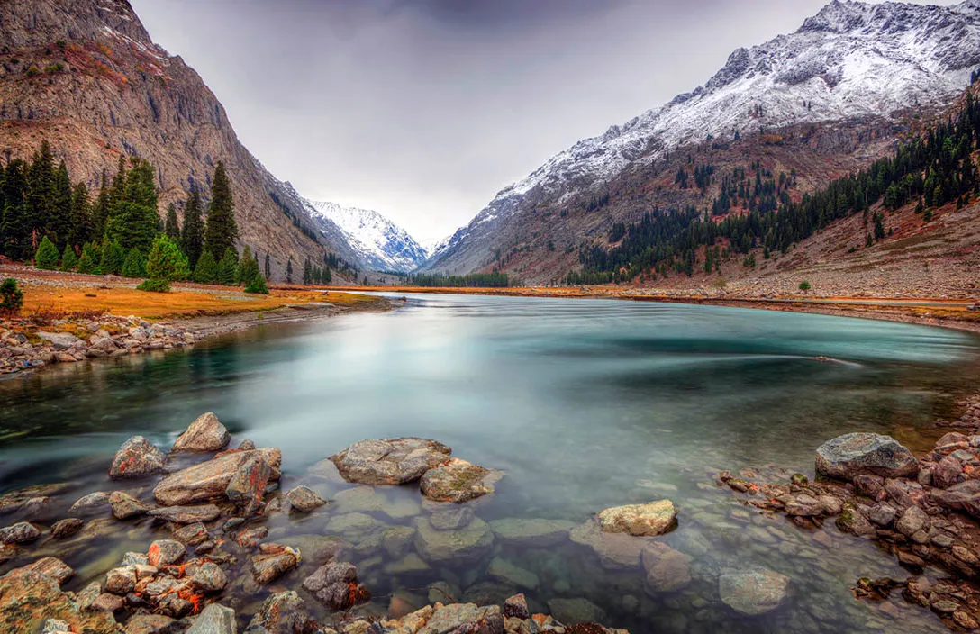 a mountain lake surrounded by rocks and trees