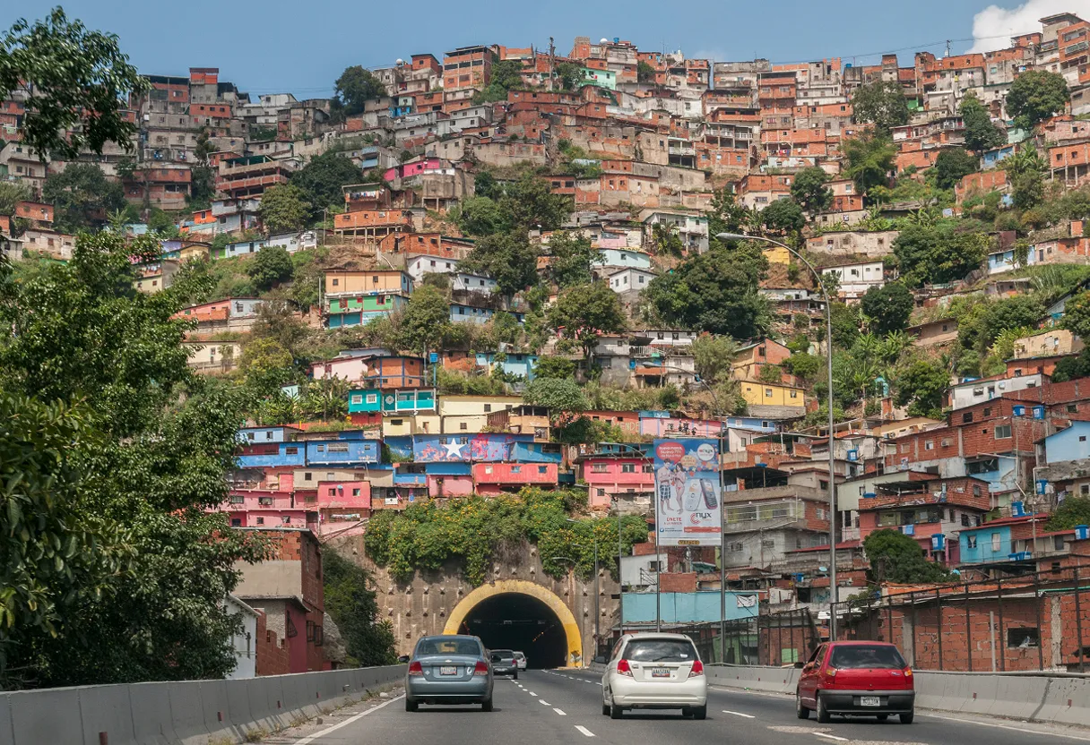 Dew junto a un grupo de amigos, todos riendo y jugando felices en las calles del barrio. Los colores son brillantes y hay una sensación de alegría en la escena.