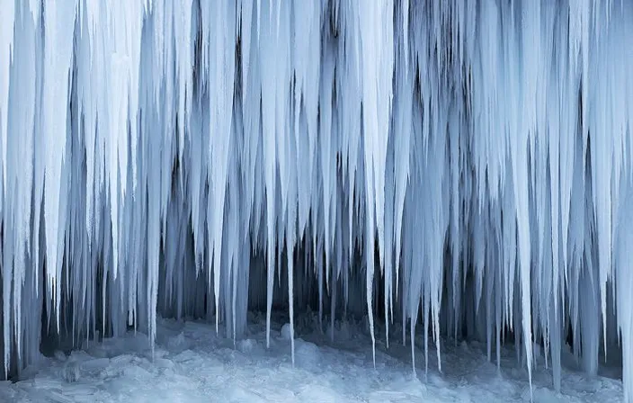 a group of icicles hanging from the side of a building