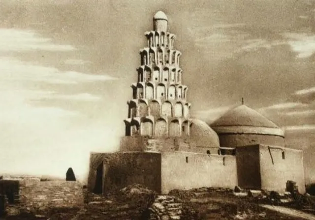 a black and white photo of a building