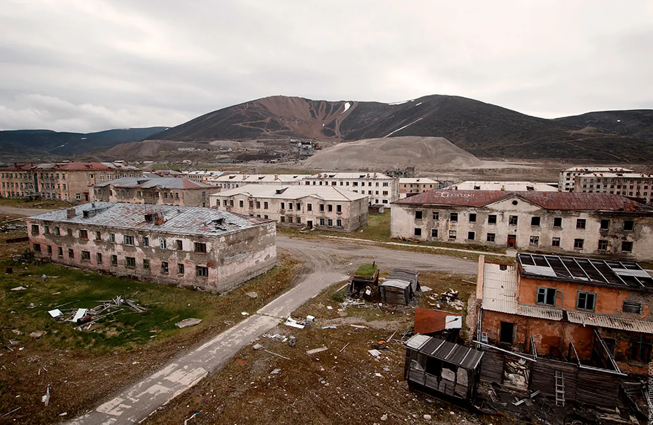 a bunch of buildings that are standing in the dirt