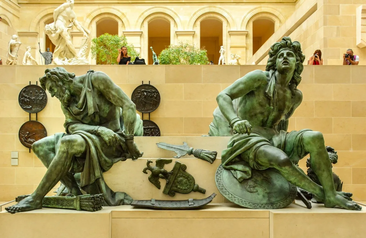 a couple of statues sitting on top of a table танец динамика