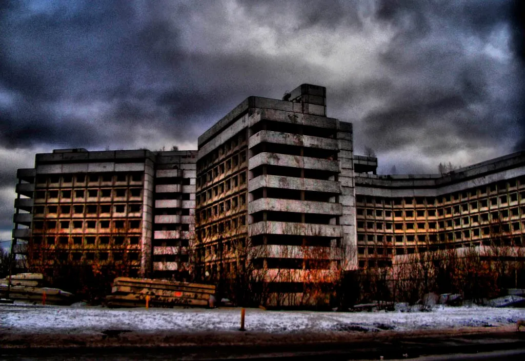 a very large building with a bunch of windows