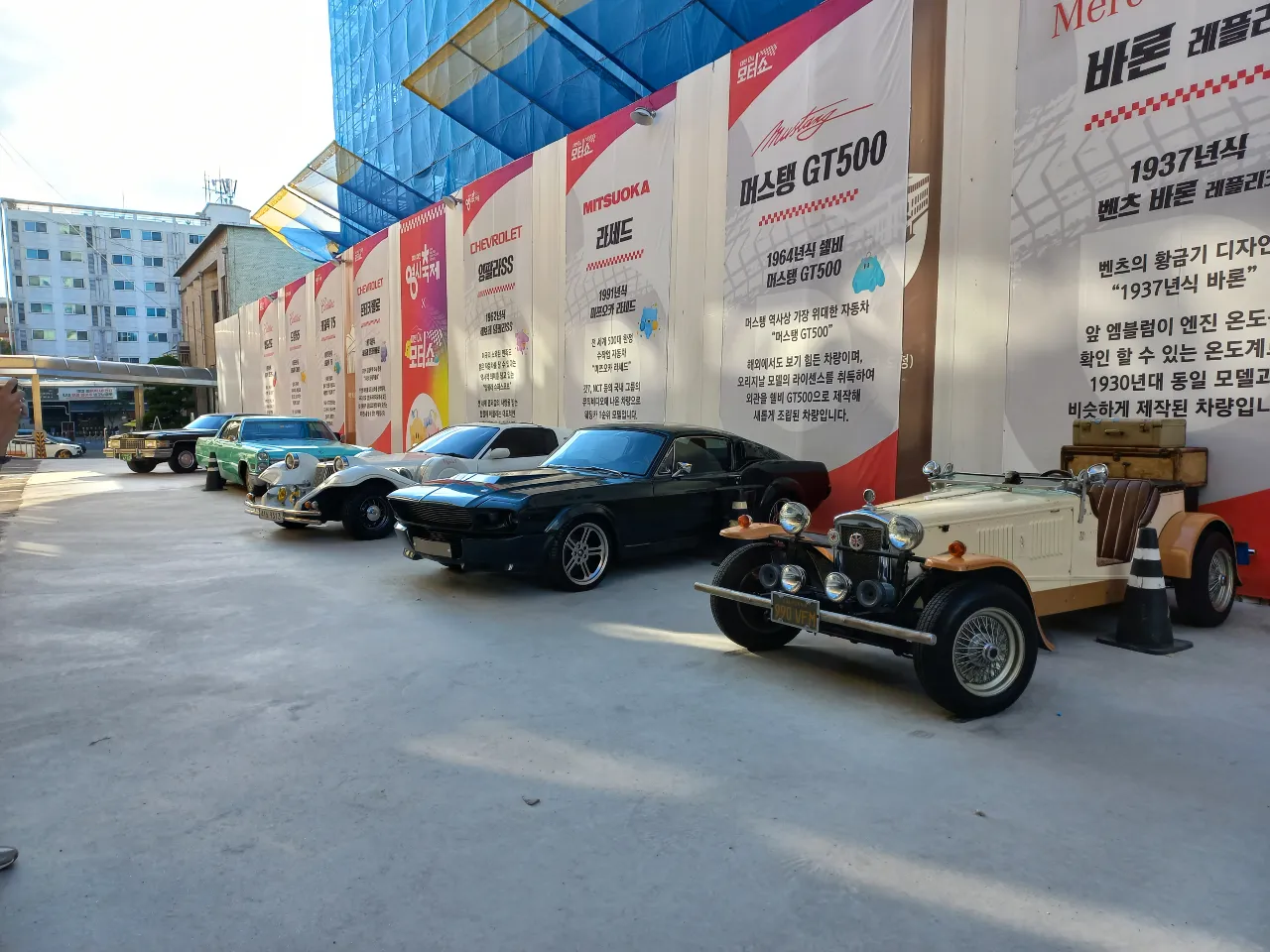 a row of cars parked next to each other in front of a building