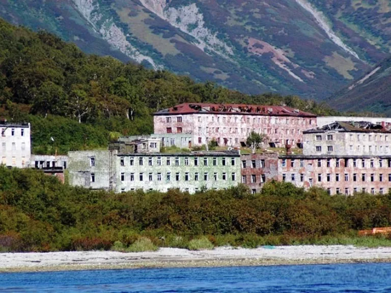 a bunch of buildings that are next to a body of water