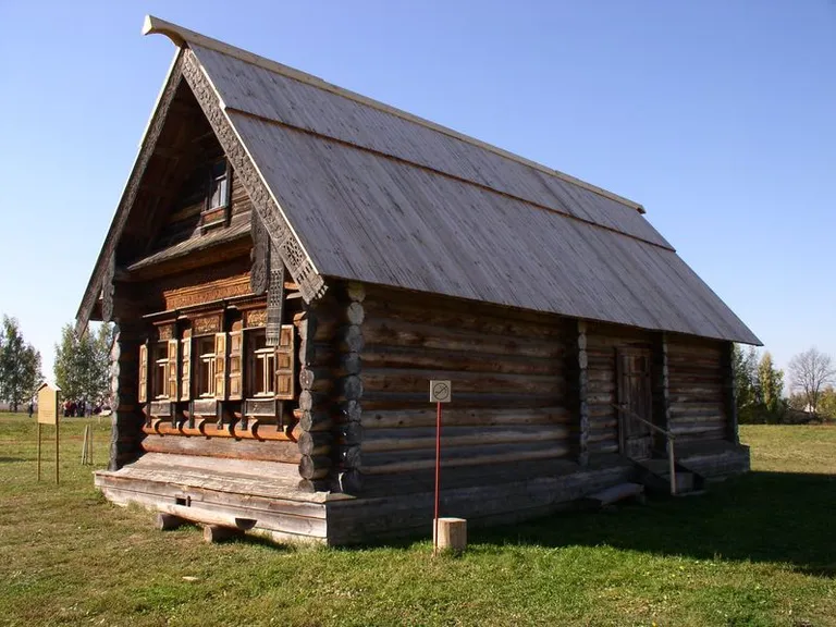 На берегу голубоватой реки стоит русская изба (изба стоит не на реке), вокруг лес. Река занимает большую часть кадра. солнце уже встало. Видео статично