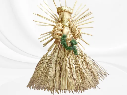 a statue made of straw with a wreath on top of it