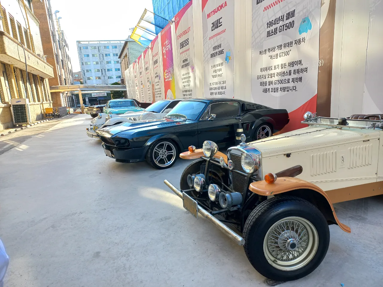 a row of cars parked next to each other on a street