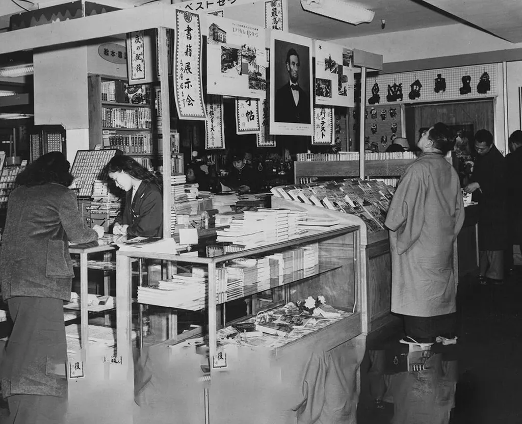 Japan 1950 the old pharmacy of medicines 2 People