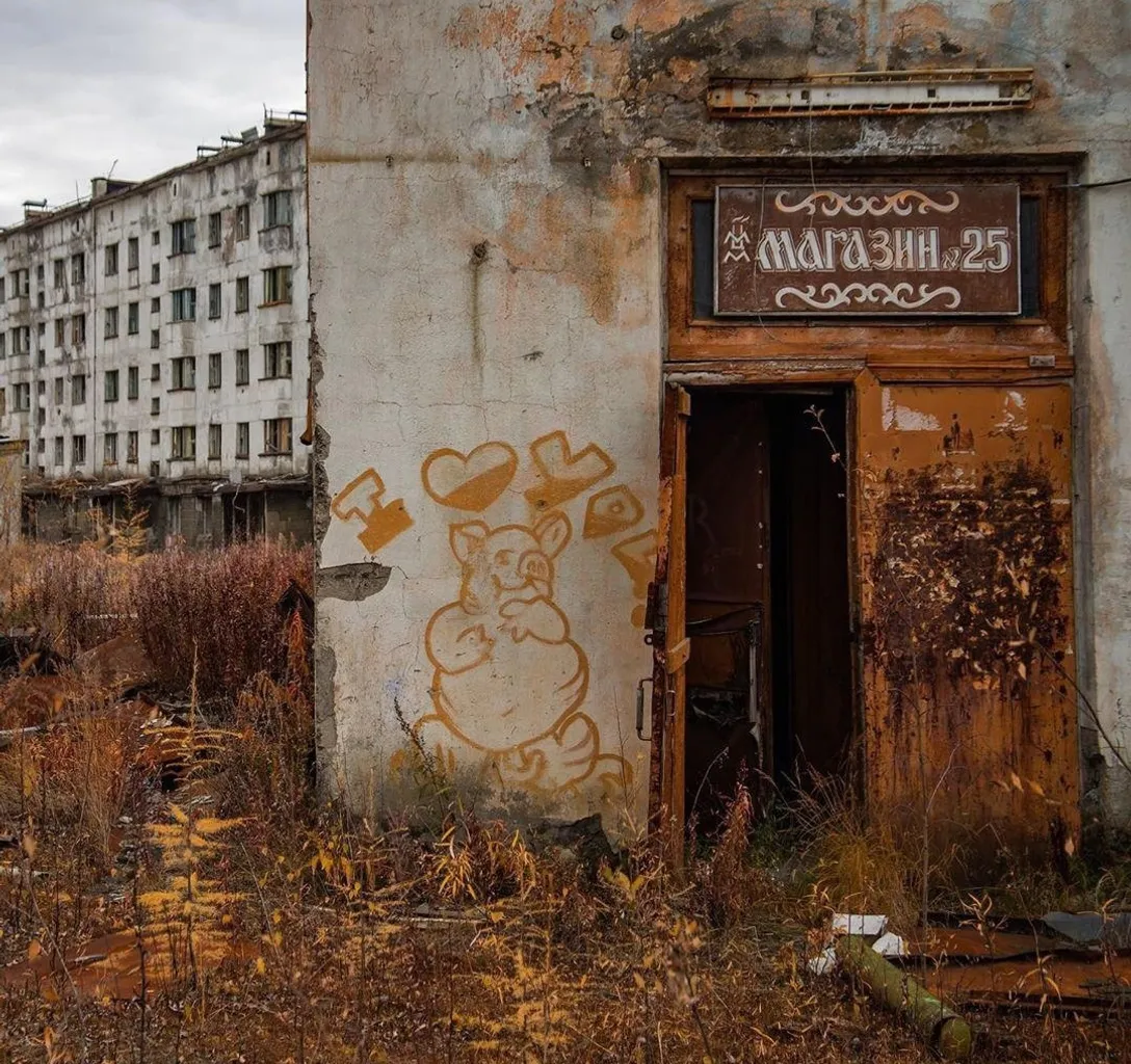 a run down building with graffiti on it