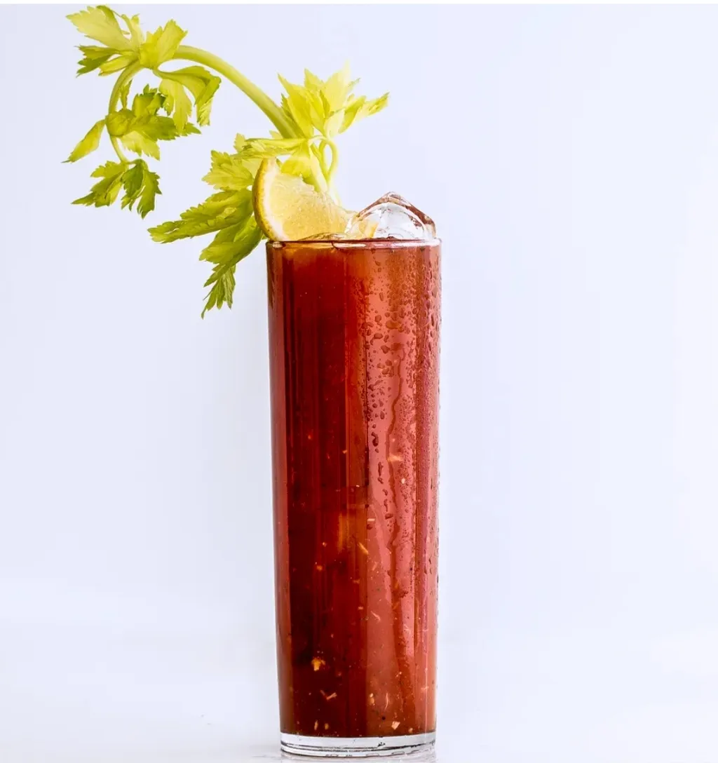 Primo piano del bicchiere di Bloody Mary cocktail, con il seducente colore rosso intenso.