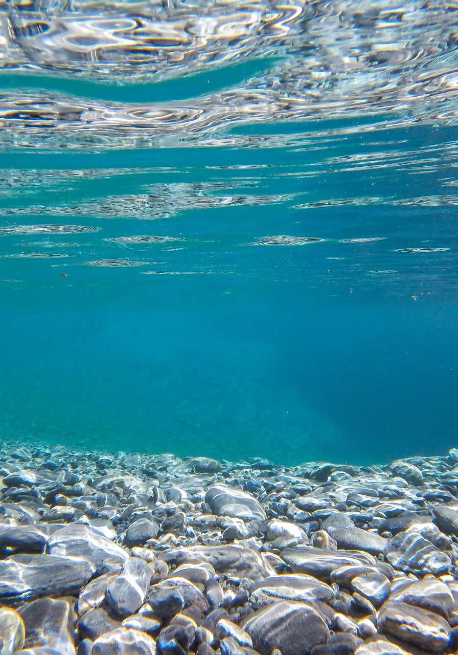 an underwater view of rocks and water